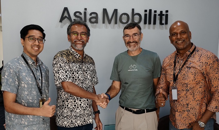 Ramachandran Muniandy, CEO of Asia Mobiliti with Prof Pedro Fernández Carrasco from Polytechnic University of Madrid. Vicks Kanagasingam, co-founder/CEO of VERGE, a subsidiary of Asia Mobiliti is on the right.